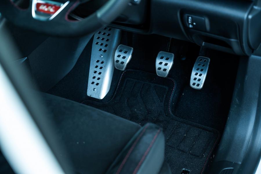 Детали интерьера Renault Megane R.S. Cup 2018 года  (JP) (фото 11 из 26)